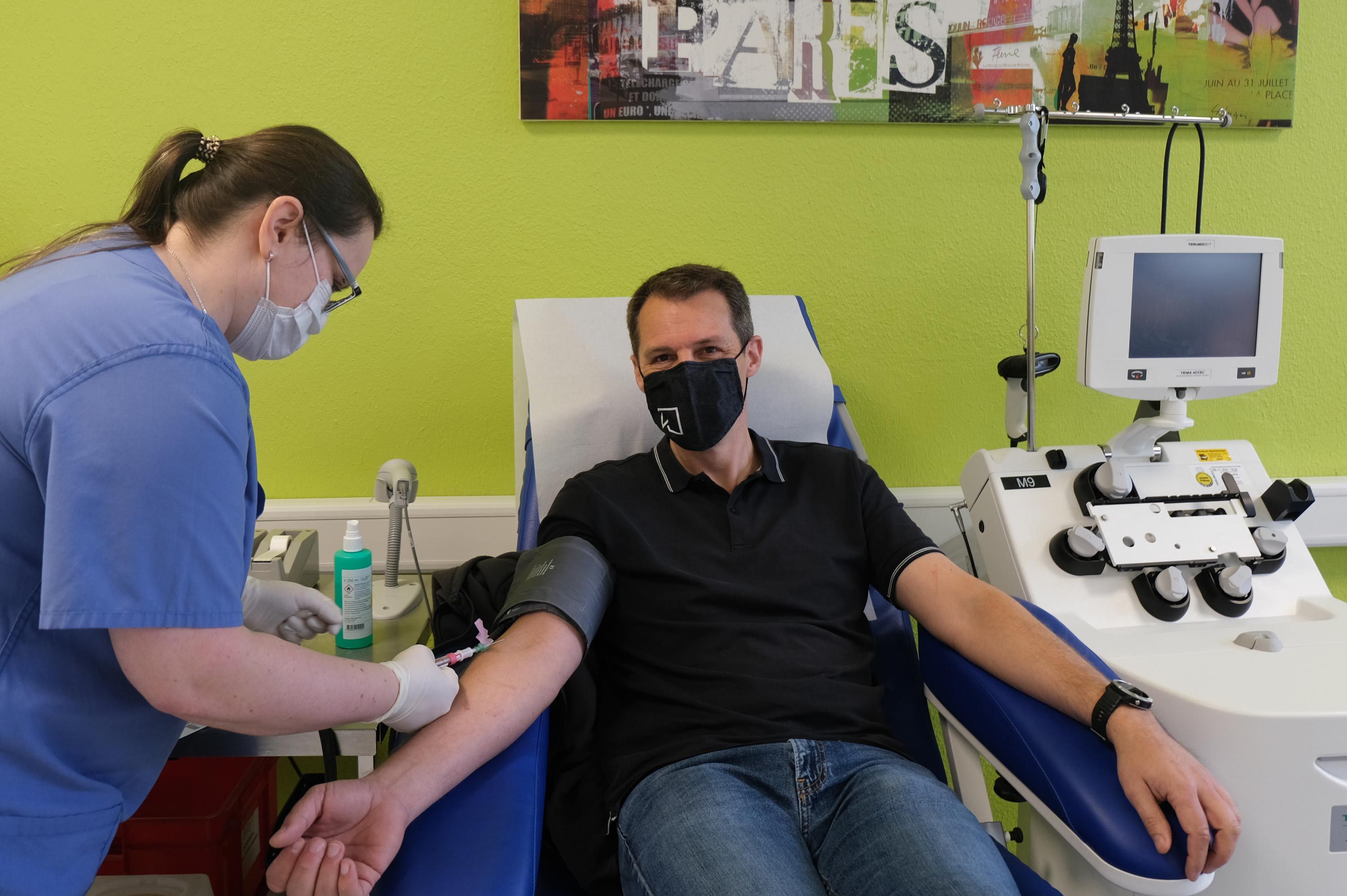 Dr. Martin Schichtel in der Blutspendezentrale Saar-Pfalz während der Blutentnahme.
