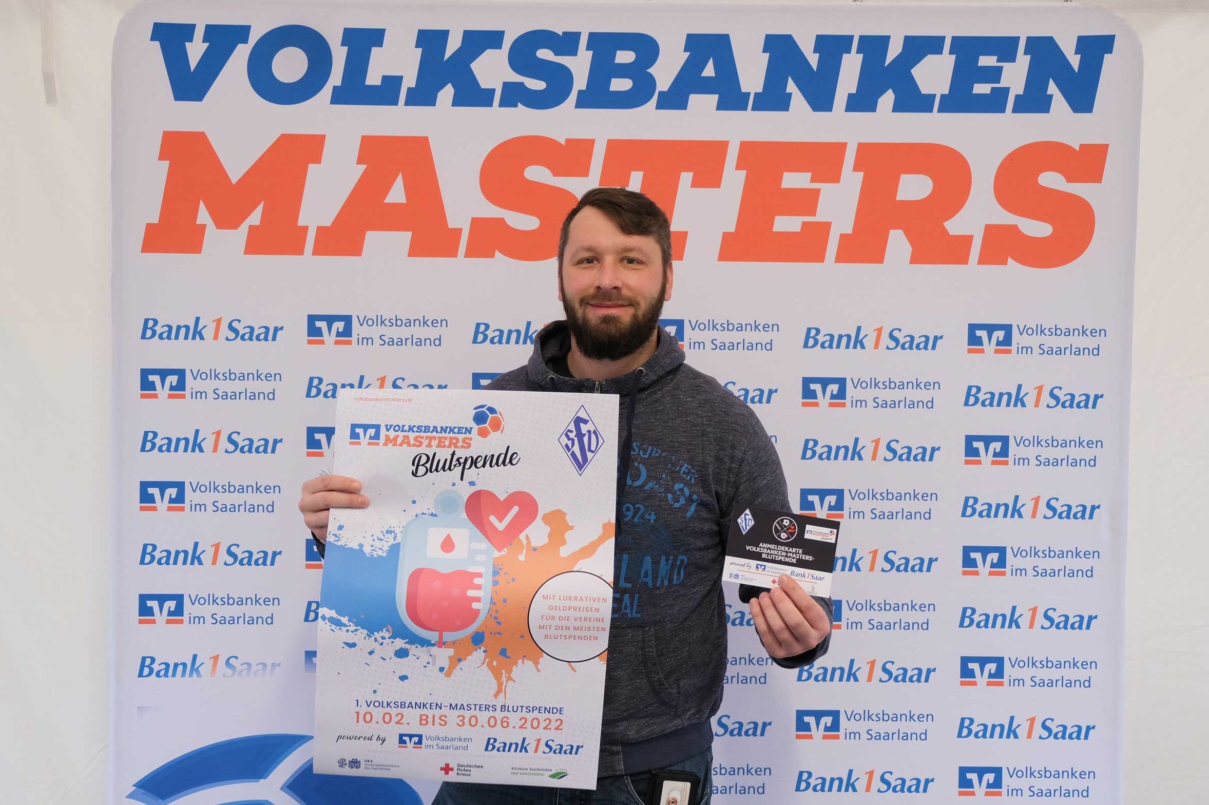 Fußballspieler wirbt für Blutspende auf dem Winterberg beim Volksbanken Masters
